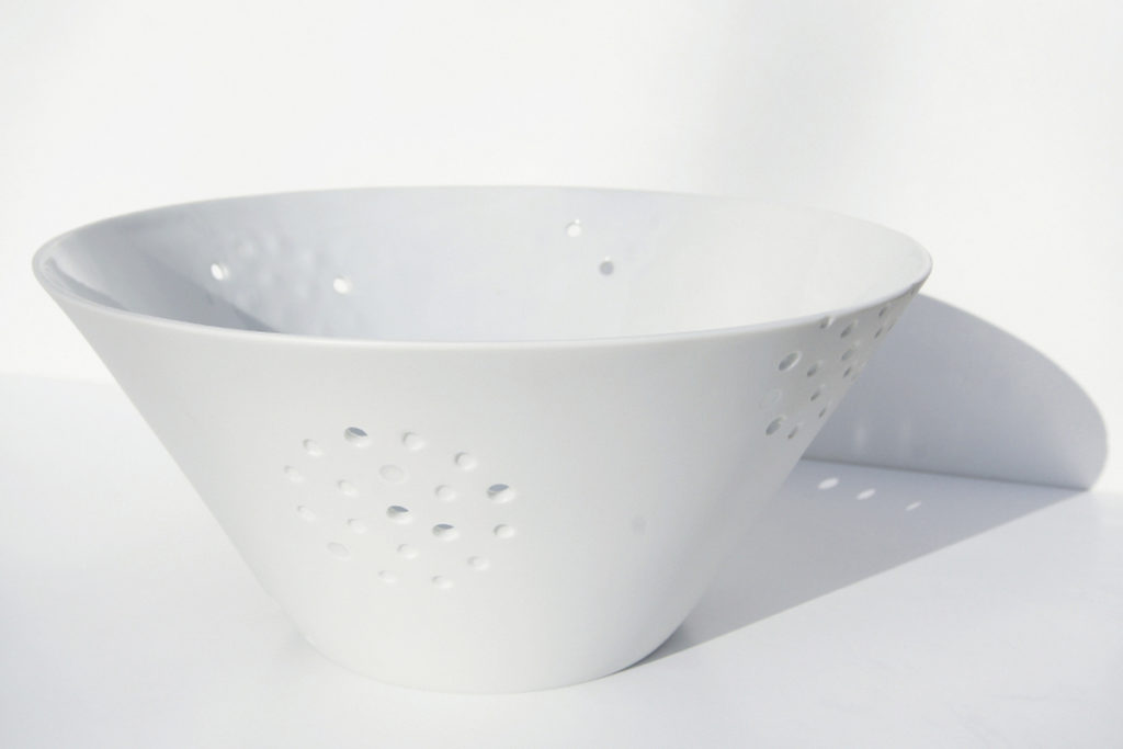 Coupe à fruits SIEVE biscuit porcelaine empreintes effet grain de riz émail transparent brillant Atelier Ceramics d Delphine Millet Poitiers